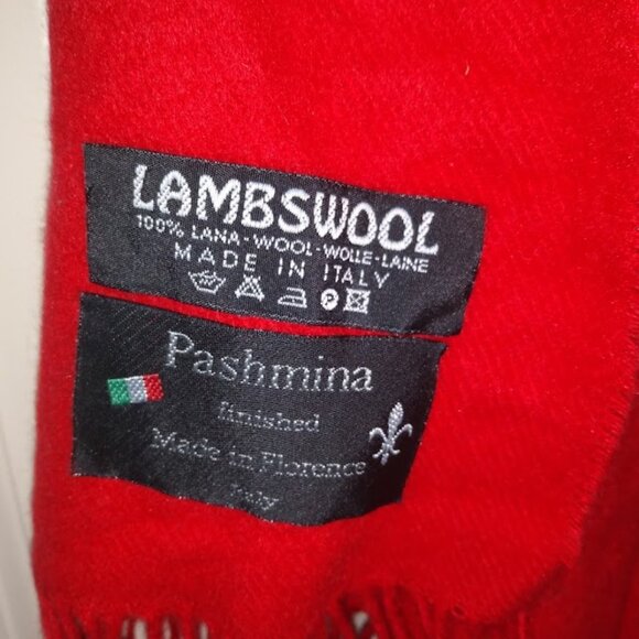 Pashmina: Lambswool red scarf/shawl with fringe. - Picture 2 of 2